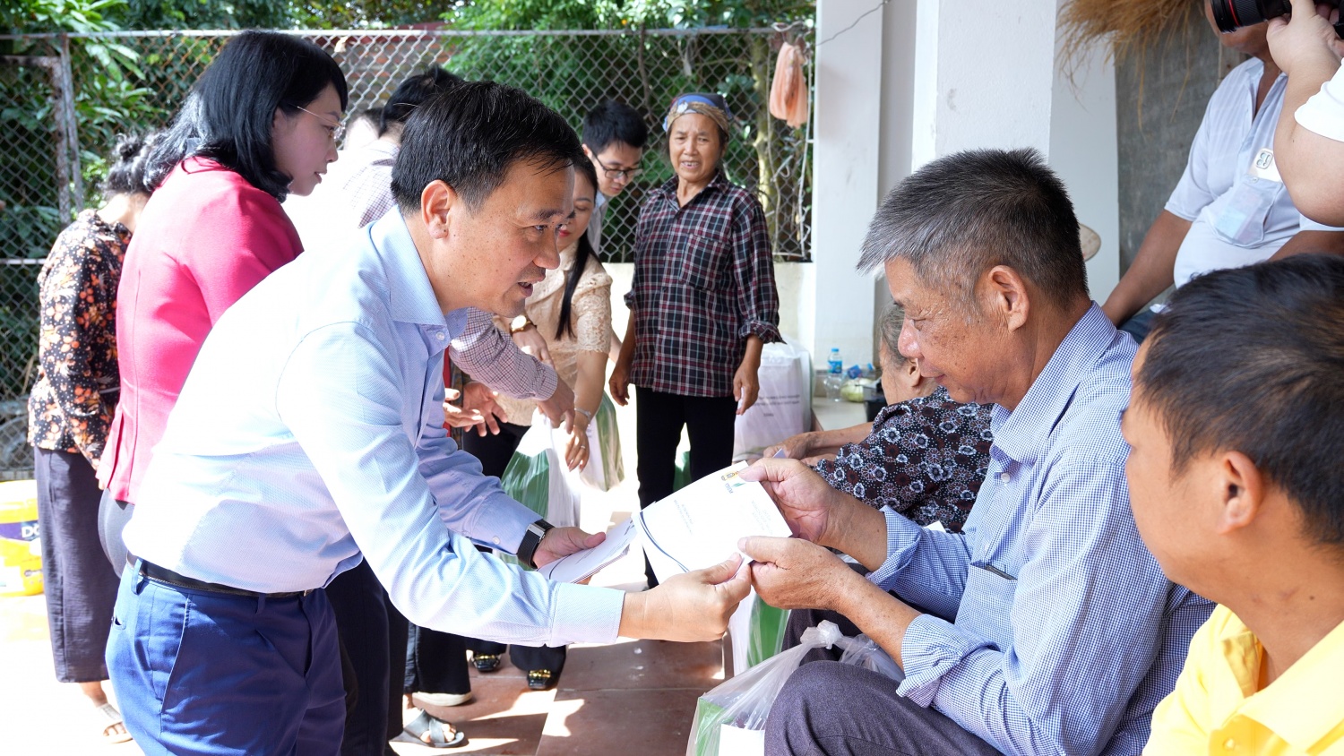 [CHÙM ẢNH] Petrovietnam thăm hỏi, hỗ trợ các tỉnh Bắc Ninh và Lạng Sơn khắc phục hậu quả bão số 11