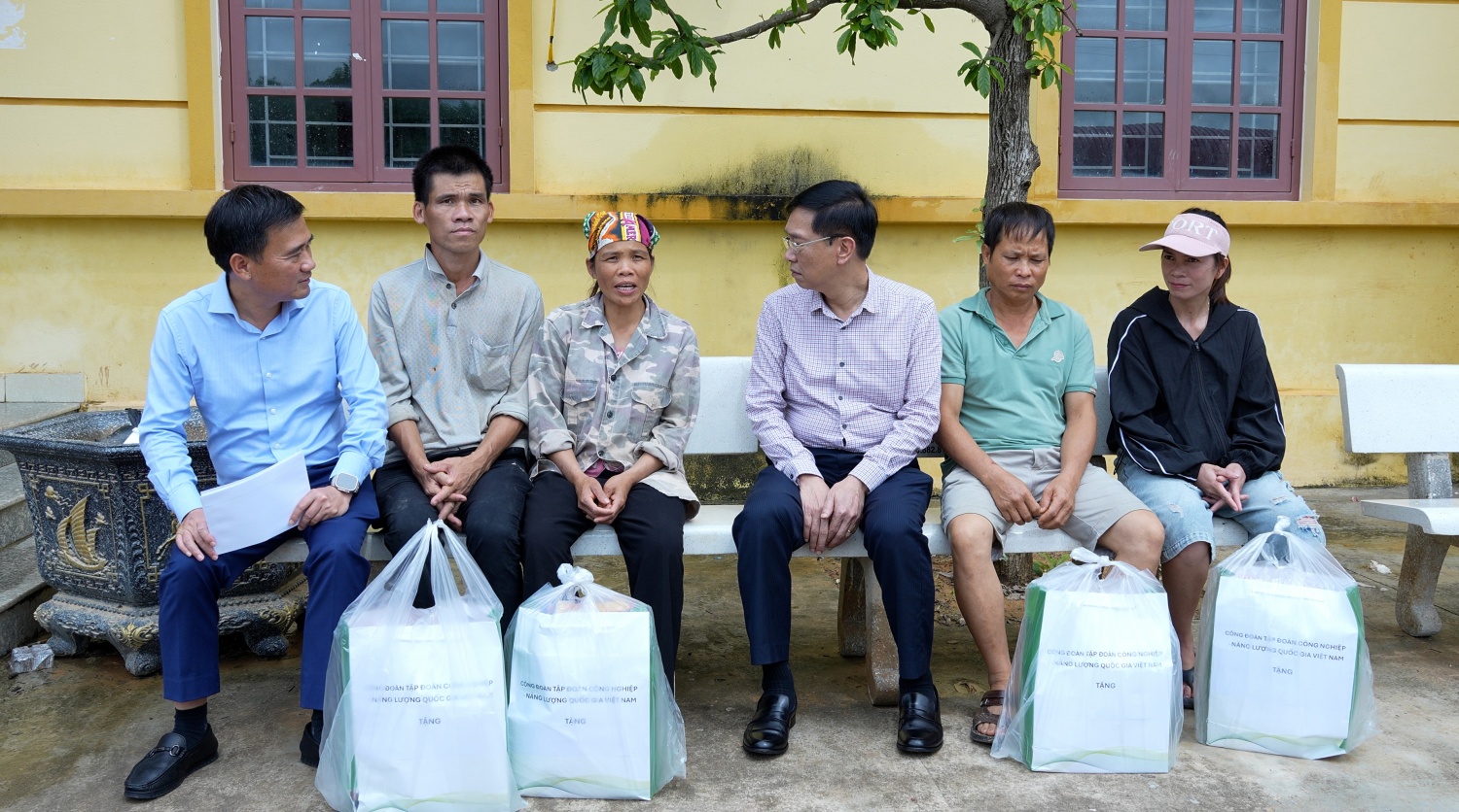 [CHÙM ẢNH] Petrovietnam thăm hỏi, hỗ trợ các tỉnh Bắc Ninh và Lạng Sơn khắc phục hậu quả bão số 11