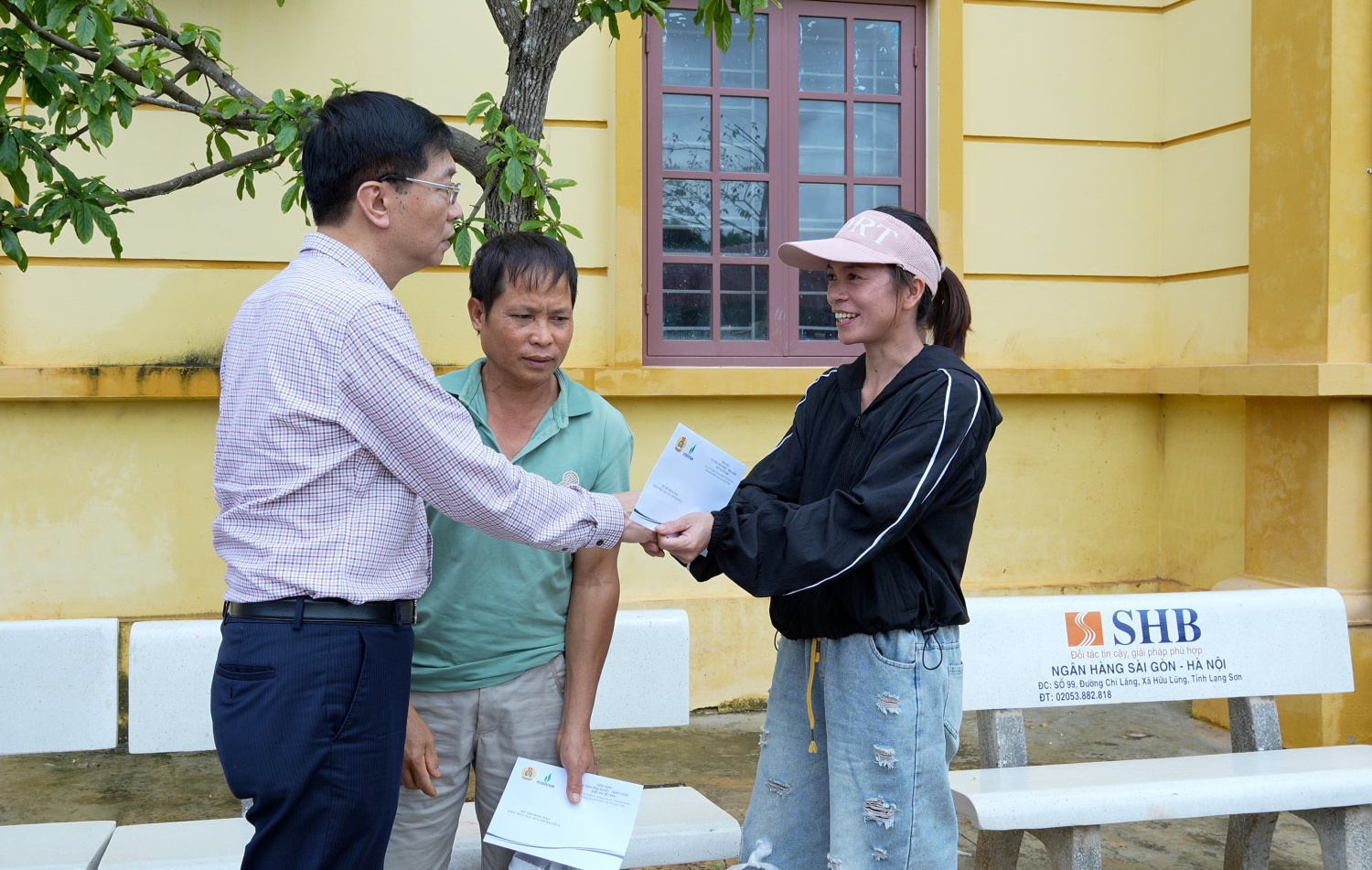 [CHÙM ẢNH] Petrovietnam thăm hỏi, hỗ trợ các tỉnh Bắc Ninh và Lạng Sơn khắc phục hậu quả bão số 11