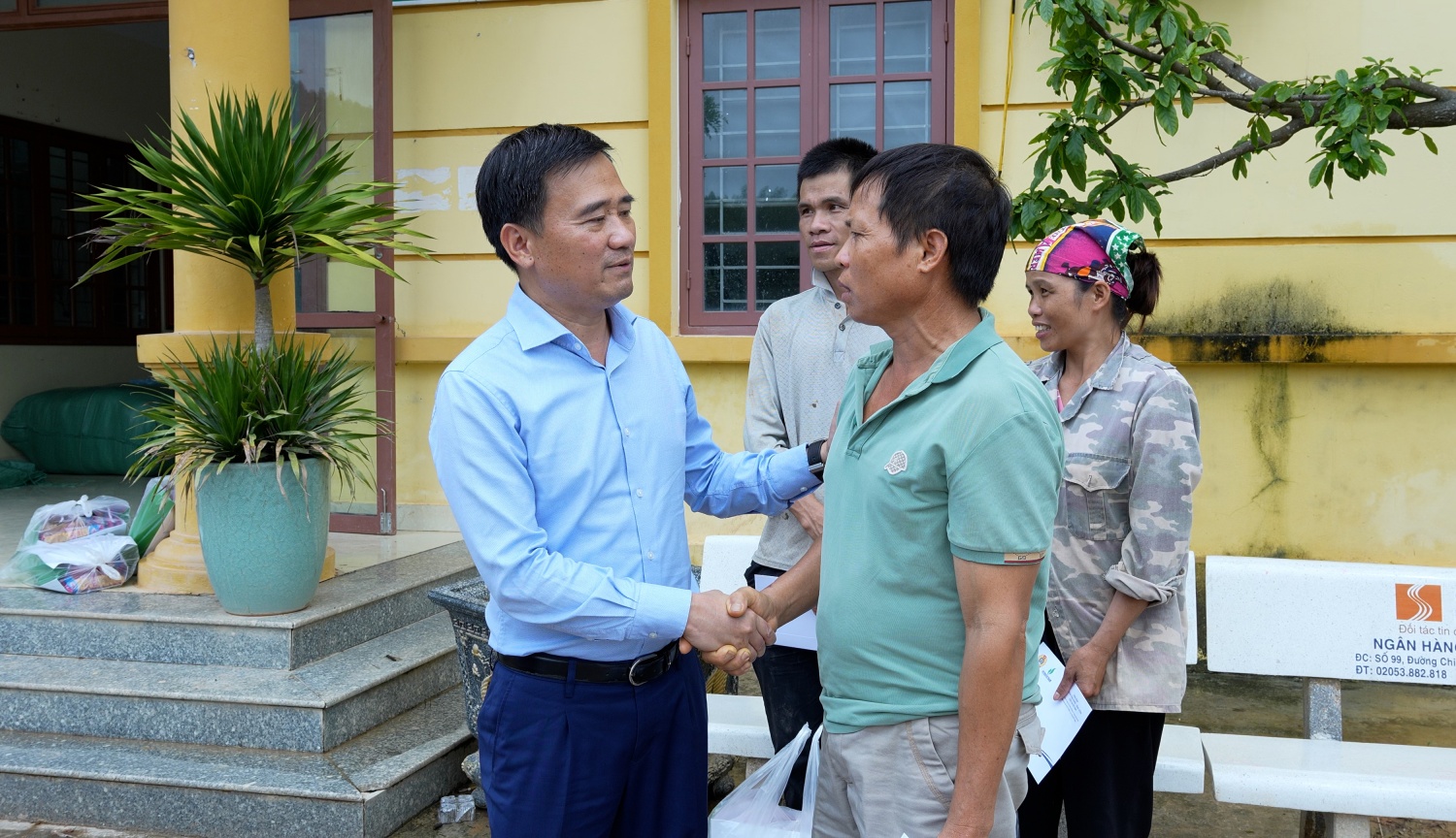 [CHÙM ẢNH] Petrovietnam thăm hỏi, hỗ trợ các tỉnh Bắc Ninh và Lạng Sơn khắc phục hậu quả bão số 11