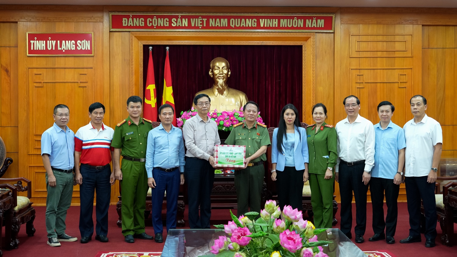 [CHÙM ẢNH] Petrovietnam thăm hỏi, hỗ trợ các tỉnh Bắc Ninh và Lạng Sơn khắc phục hậu quả bão số 11