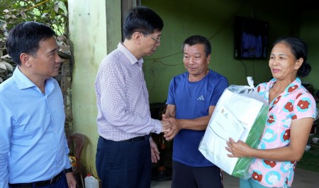 [Chùm ảnh] Petrovietnam thăm hỏi, hỗ trợ các tỉnh Bắc Ninh và Lạng Sơn khắc phục hậu quả bão số 11