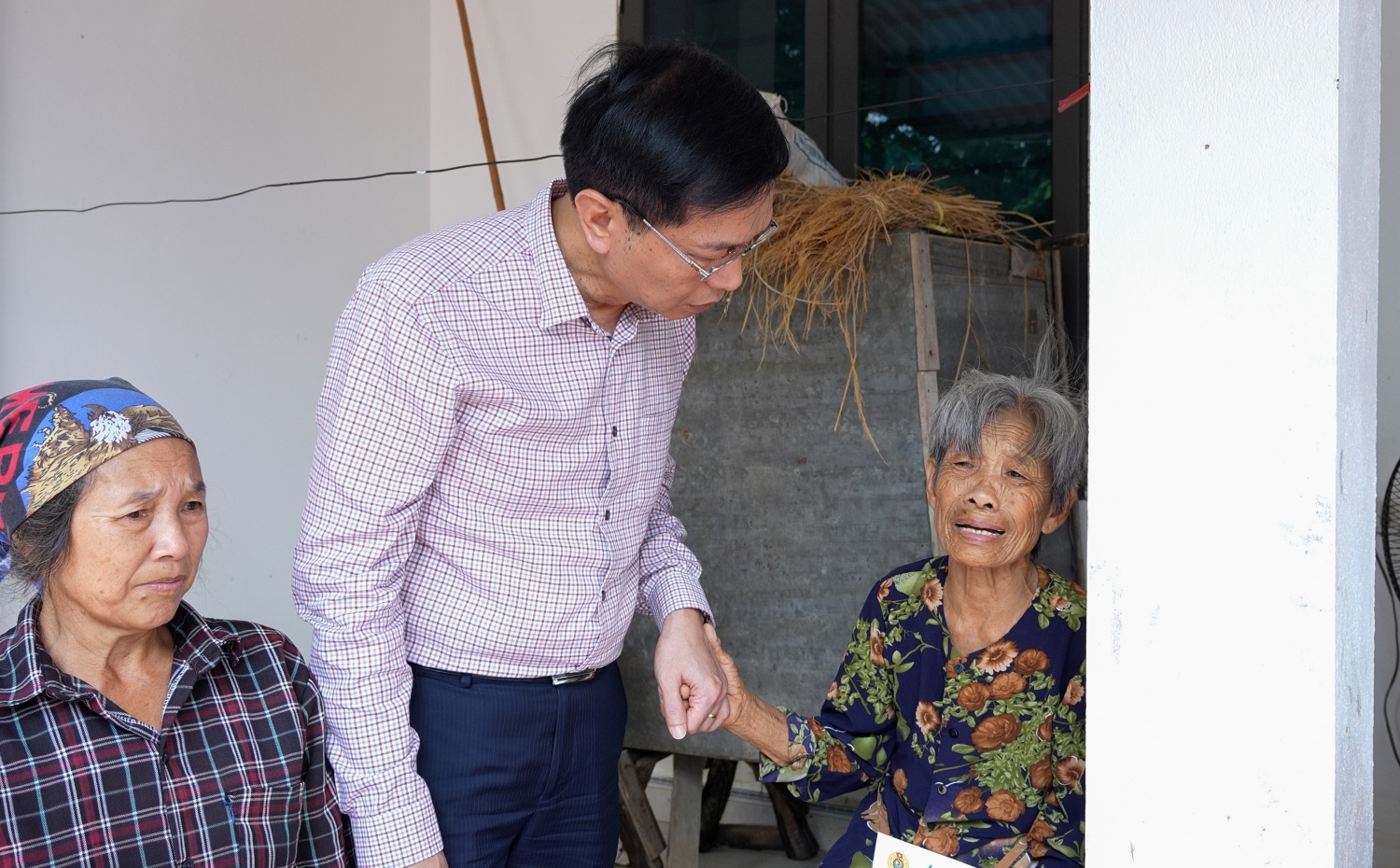 [CHÙM ẢNH] Petrovietnam thăm hỏi, hỗ trợ các tỉnh Bắc Ninh và Lạng Sơn khắc phục hậu quả bão số 11