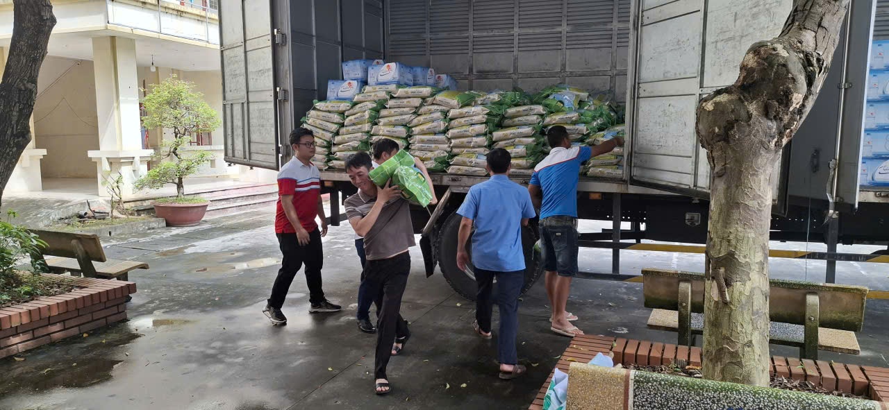 [CHÙM ẢNH] Petrovietnam thăm hỏi, hỗ trợ các tỉnh Bắc Ninh và Lạng Sơn khắc phục hậu quả bão số 11