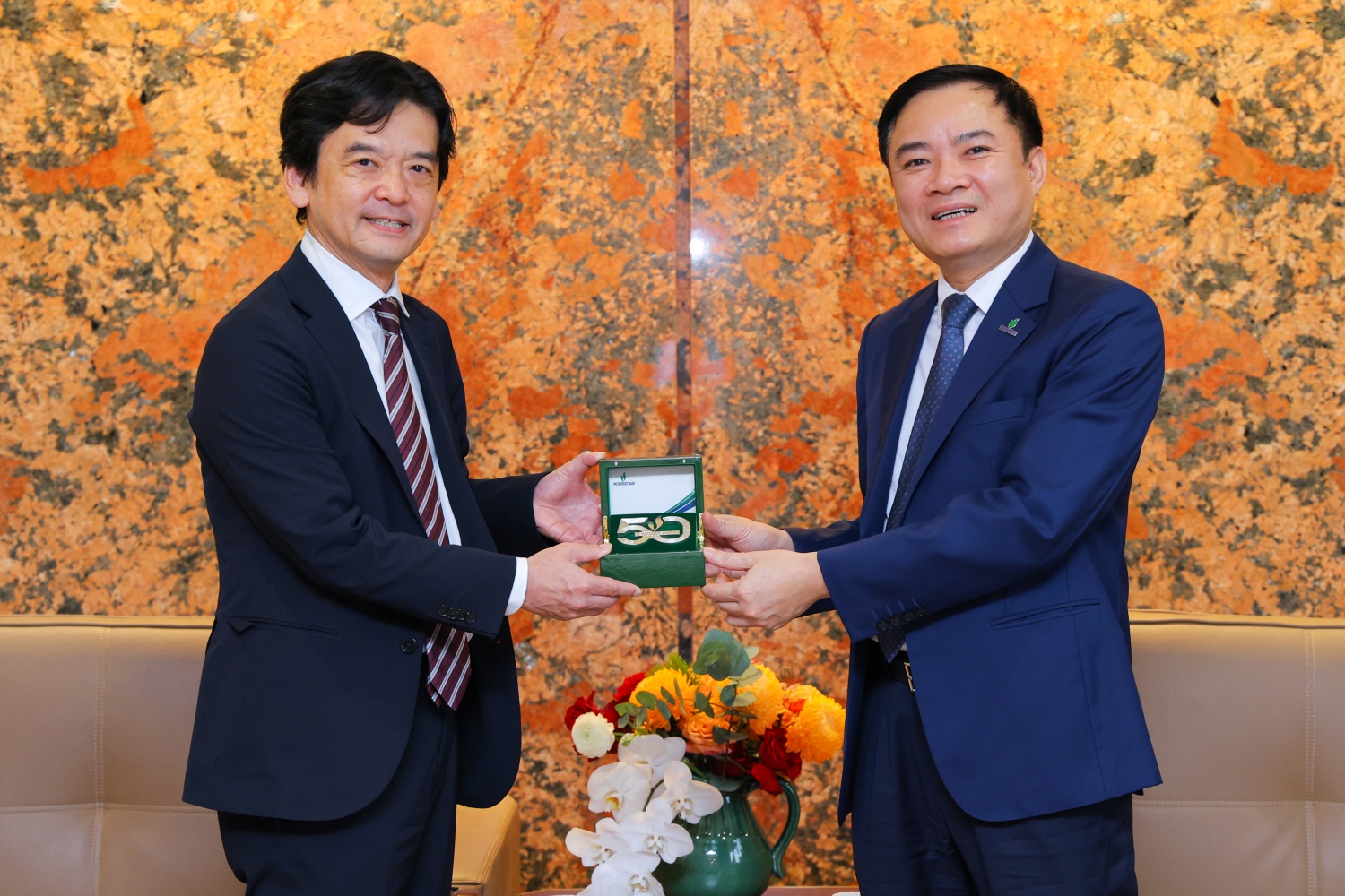 Tổng Giám đốc Petrovietnam Lê Ngọc Sơn tiếp lãnh đạo cấp cao Tập đoàn Mitsui (Nhật Bản) Tổng Giám đốc Petrovietnam Lê Ngọc Sơn tiếp lãnh đạo cấp cao Tập đoàn Mitsui (Nhật Bản)