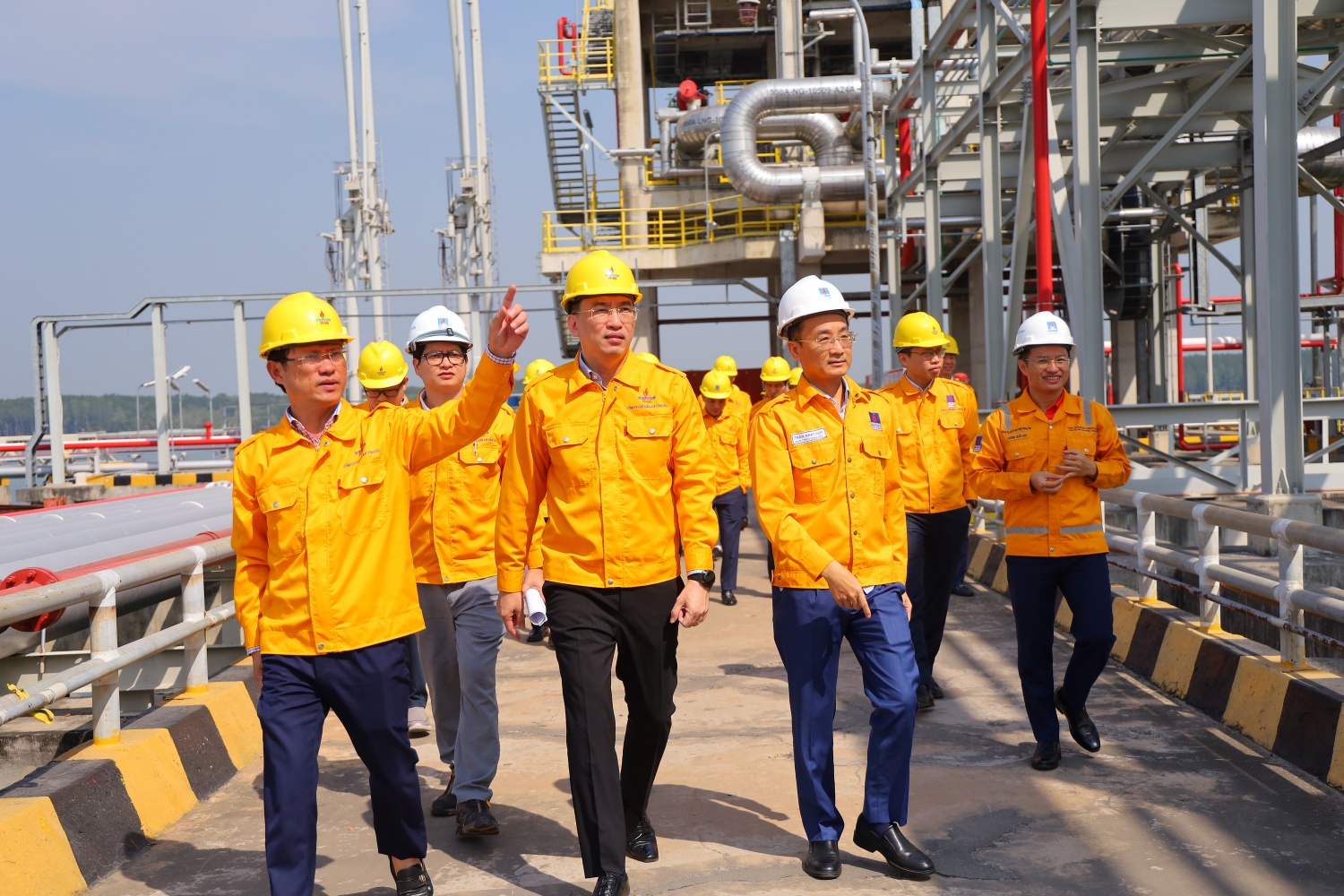 Chủ tịch HĐQT PV GAS Nguyễn Thanh Bình kiểm tra hoạt động trên công trình khí