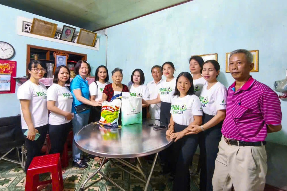 Các thành viên CLB Yoga BSR thăm hỏi, tặng quà bà Đàm Thị Viên (90 tuổi, trú tại tổ 23, phường Nghĩa Lộ, tỉnh Quảng Ngãi) – có hoàn cảnh đặc biệt khó khăn, chồng mất sớm, con trai mắc bệnh tâm thần.