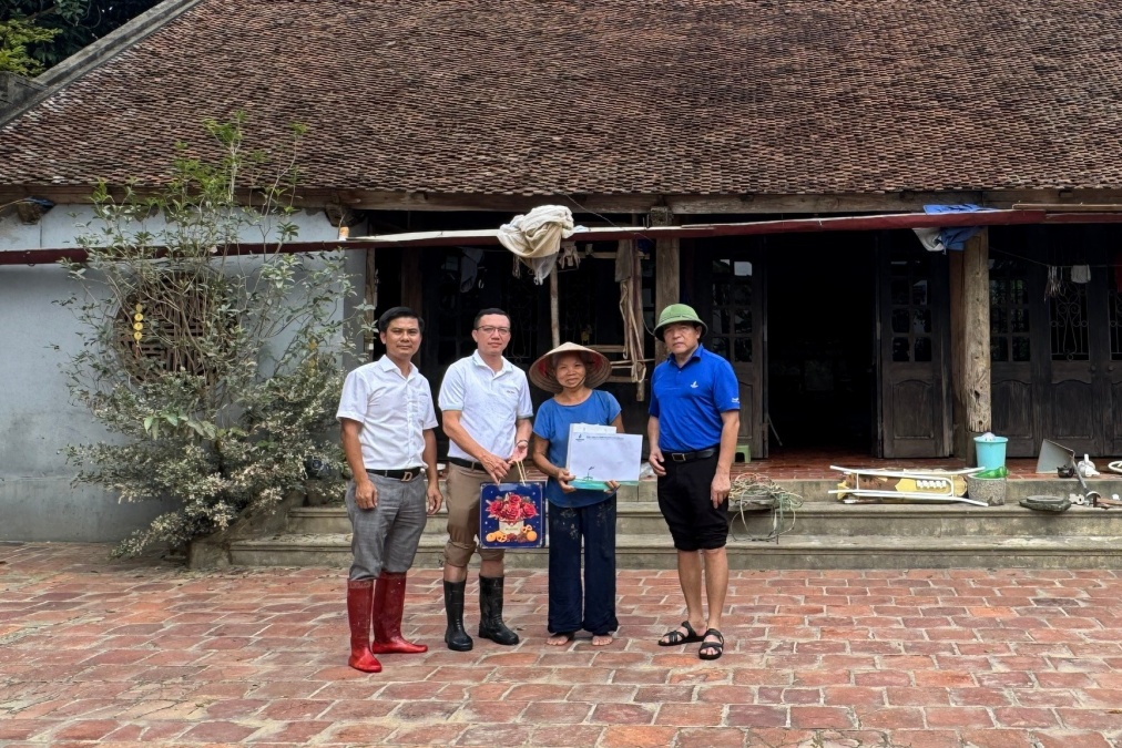 PVEP hỗ trợ nhân dân, thăm hỏi gia đình CBCNV bị ảnh hưởng bởi mưa lũ tại xã Trung Giã (Hà Nội)