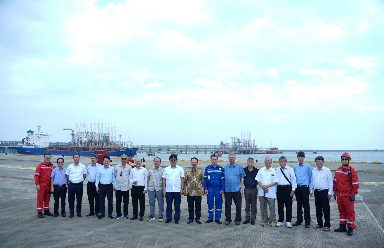 Chi bộ Cơ quan Hội Dầu khí Việt Nam tổ chức hành trình về nguồn tại Thanh Hóa