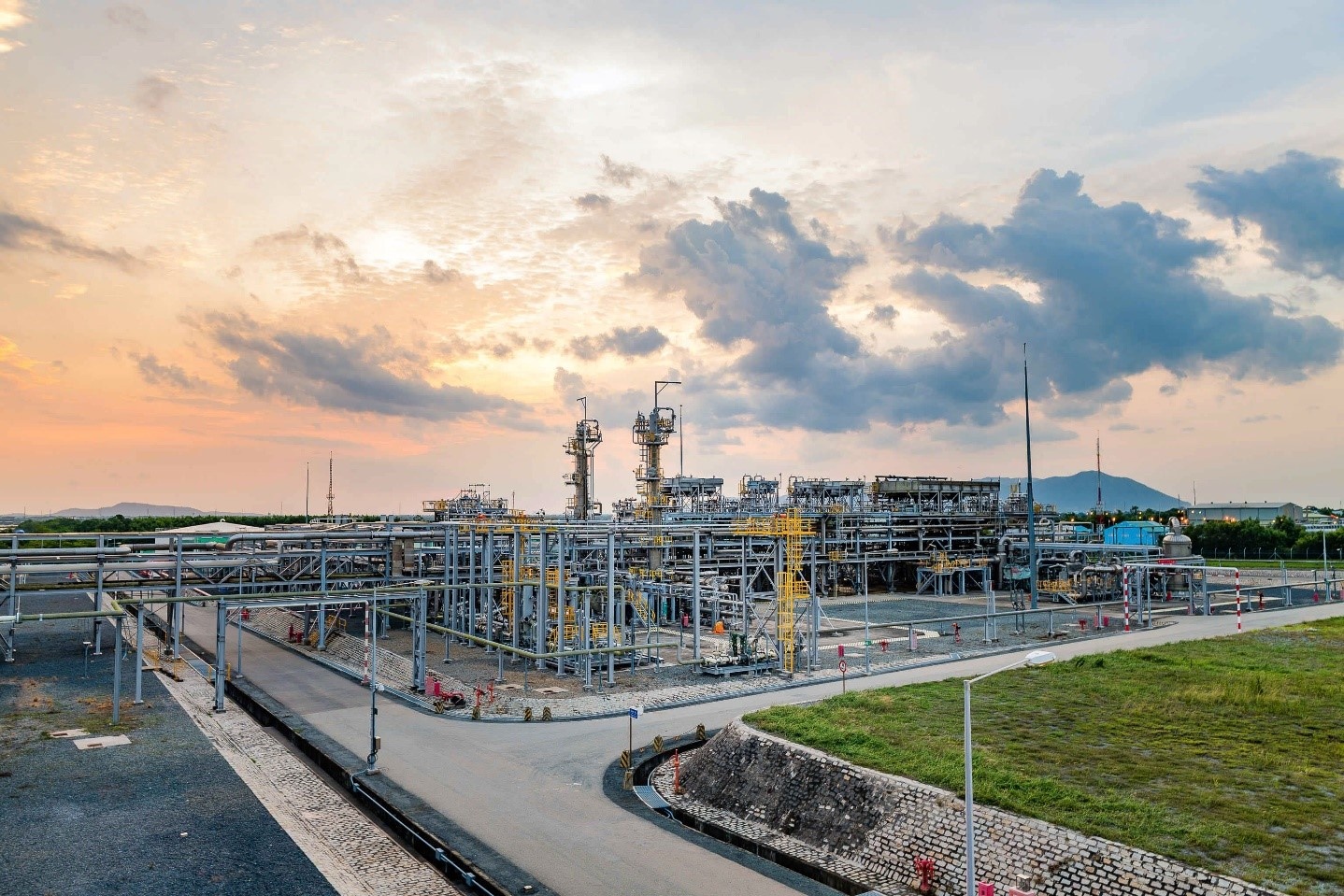 Nhà máy Xử lý khí Dinh Cố – công trình khoa học công nghệ trọng điểm của PV GAS, góp phần bảo đảm an ninh năng lượng quốc gia và phát triển bền vững ngành công nghiệp khí Việt Nam
