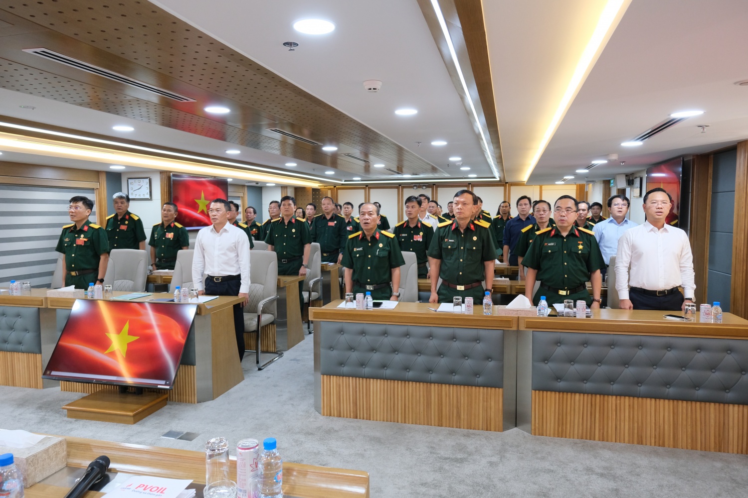 Các đại biểu thực hiện nghi thức chào cờ