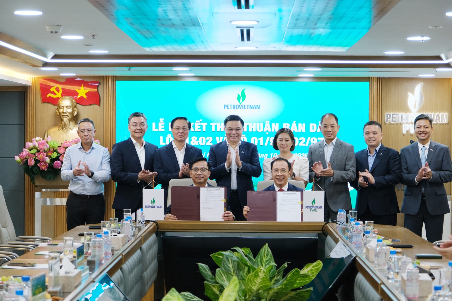 Lãnh đạo Tập đoàn chứng kiến nghi thức ký kết Thỏa thuận bán dầu Dự án Lô 01/97&02/97