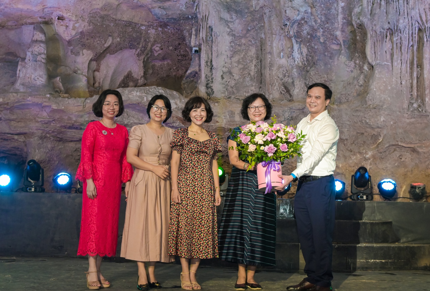 Đồng chí Đặng Văn Huệ – Chủ tịch Công đoàn Bộ máy Quản lý & Điều hành Petrovietnam tặng hoa chúc mừng đ/c nguyên Lãnh đạo Công đoàn Cơ quan Tập đoàn, các đ/c nữ Lãnh đạo Công đoàn BMQL&ĐH và khách mời