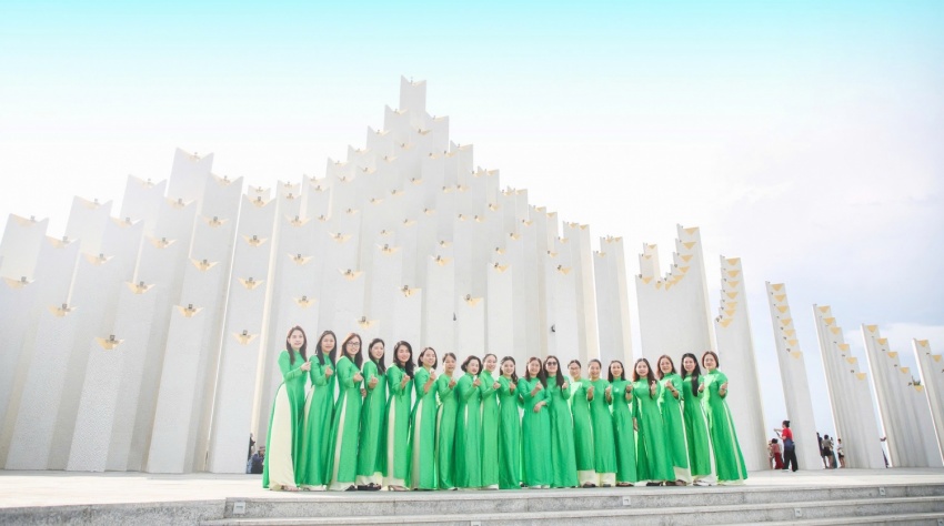 PVU rộn ràng “Tuần lễ áo dài” chào mừng Ngày Phụ nữ Việt Nam 20/10