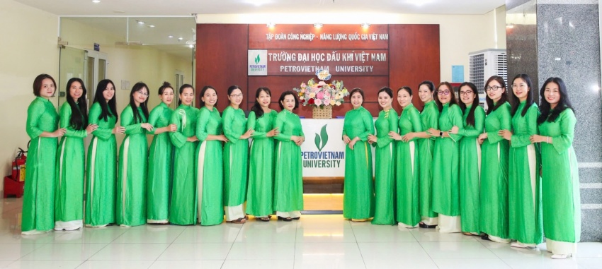 PVU rộn ràng “Tuần lễ áo dài” chào mừng Ngày Phụ nữ Việt Nam 20/10