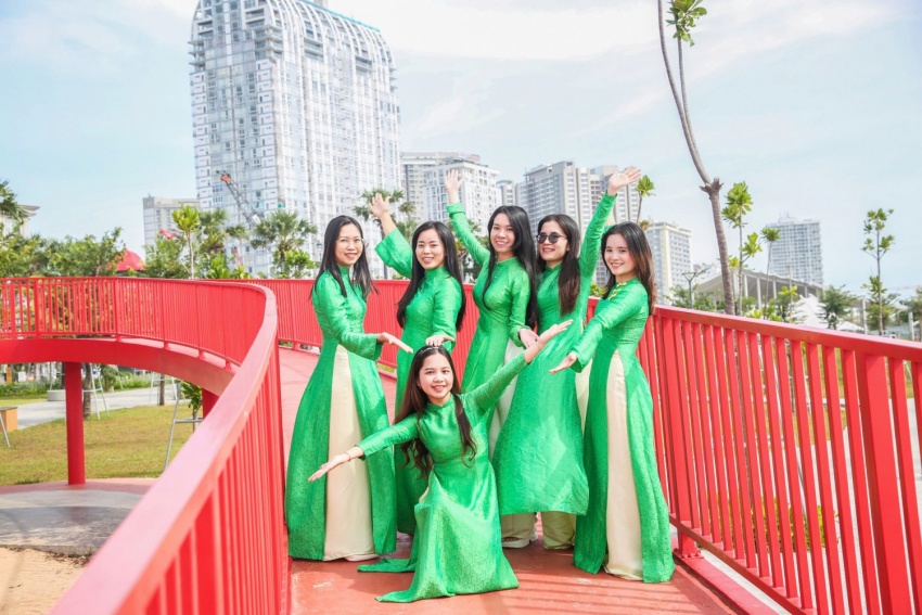 PVU rộn ràng “Tuần lễ áo dài” chào mừng Ngày Phụ nữ Việt Nam 20/10