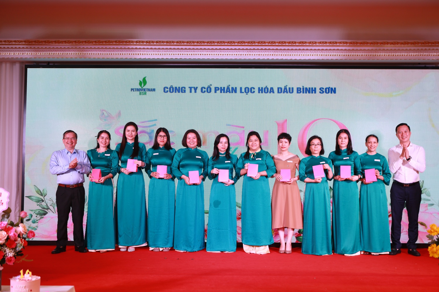 Đại diện Ban lãnh đạo BSR trao quà cho các nữ CBCNV may mắn tại chương trình nhằm lan tỏa tinh thần gắn kết và yêu thương trong tập thể BSR.