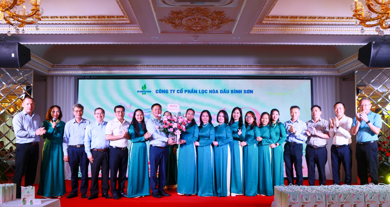 Đảng ủy, Hội đồng Quản trị, Ban Tổng Giám đốc BSR tặng hoa tri ân nhân Ngày Phụ nữ Việt Nam 20/10 cho đại diện hơn 200 nữ CBCNV của BSR.