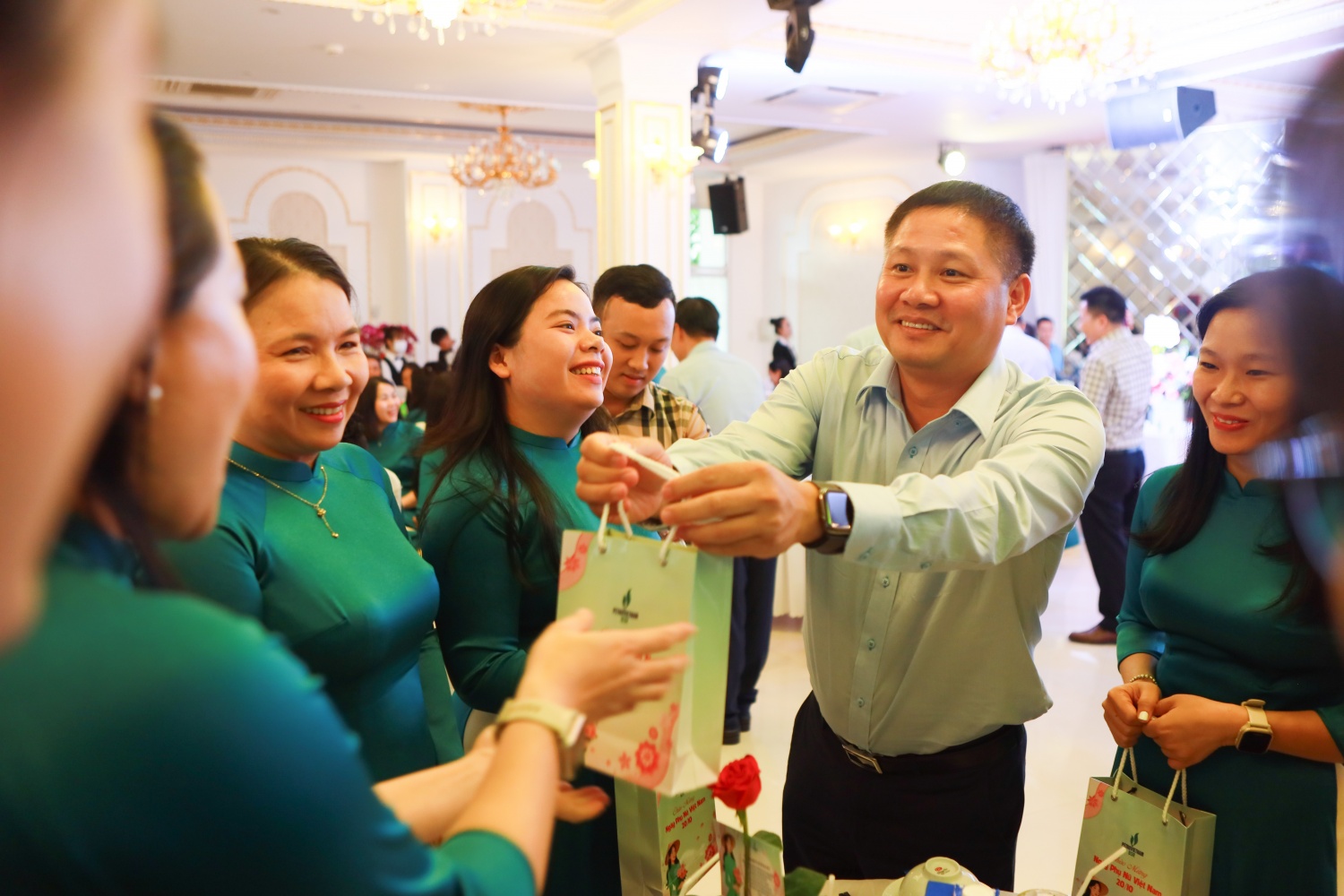 Chủ tịch HĐQT BSR Bùi Ngọc Dương trao tặng những phần quà ý nghĩa đến các nữ CBCNV, gửi gắm tình cảm và lời chúc tốt đẹp nhân ngày 20/10.