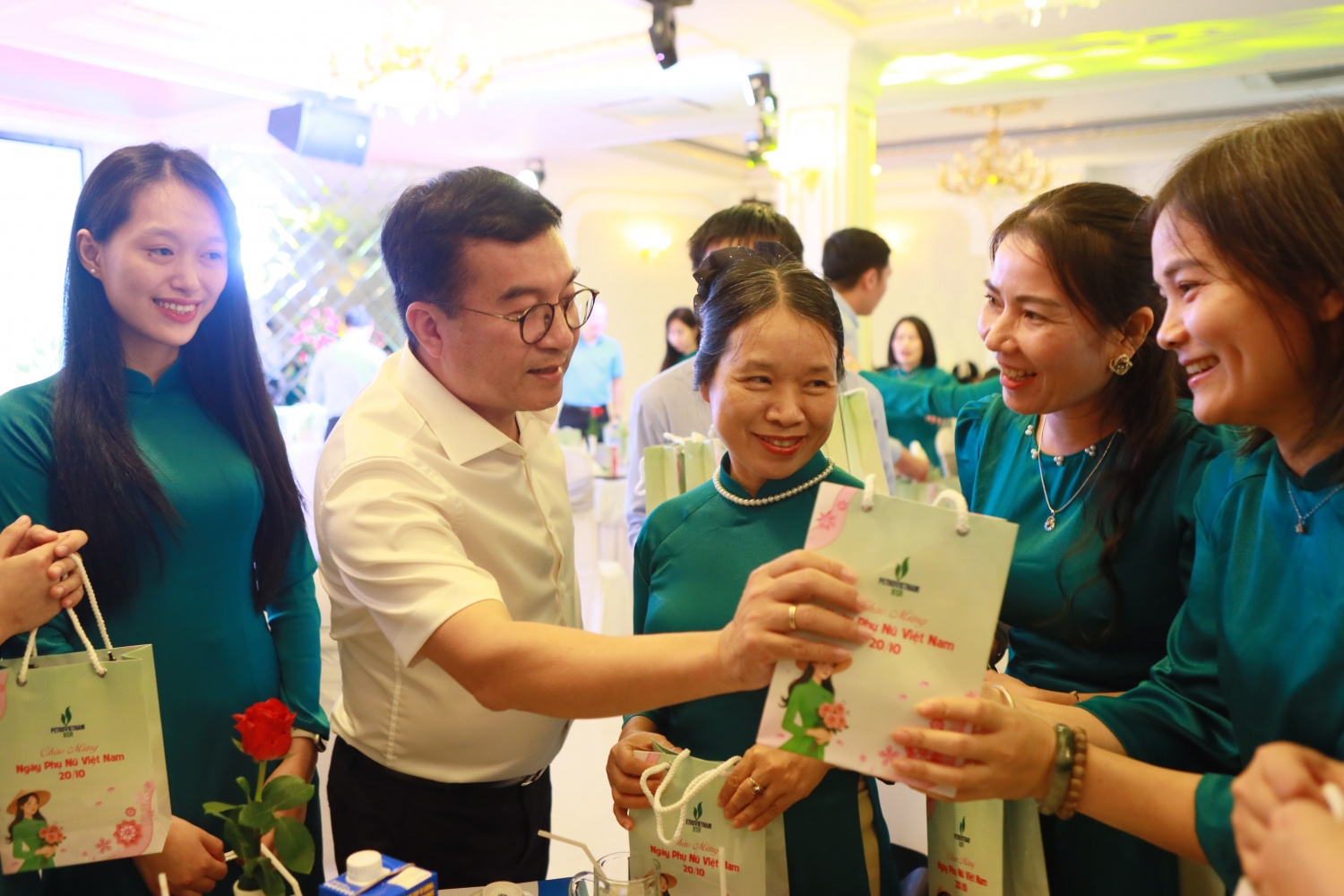 Tổng Giám đốc Nguyễn Việt Thắng ân cần trao các phần quà và gửi lời chúc mừng đến các nữ CBCNV BSR – những người “giữ lửa” trong đại gia đình BSR.