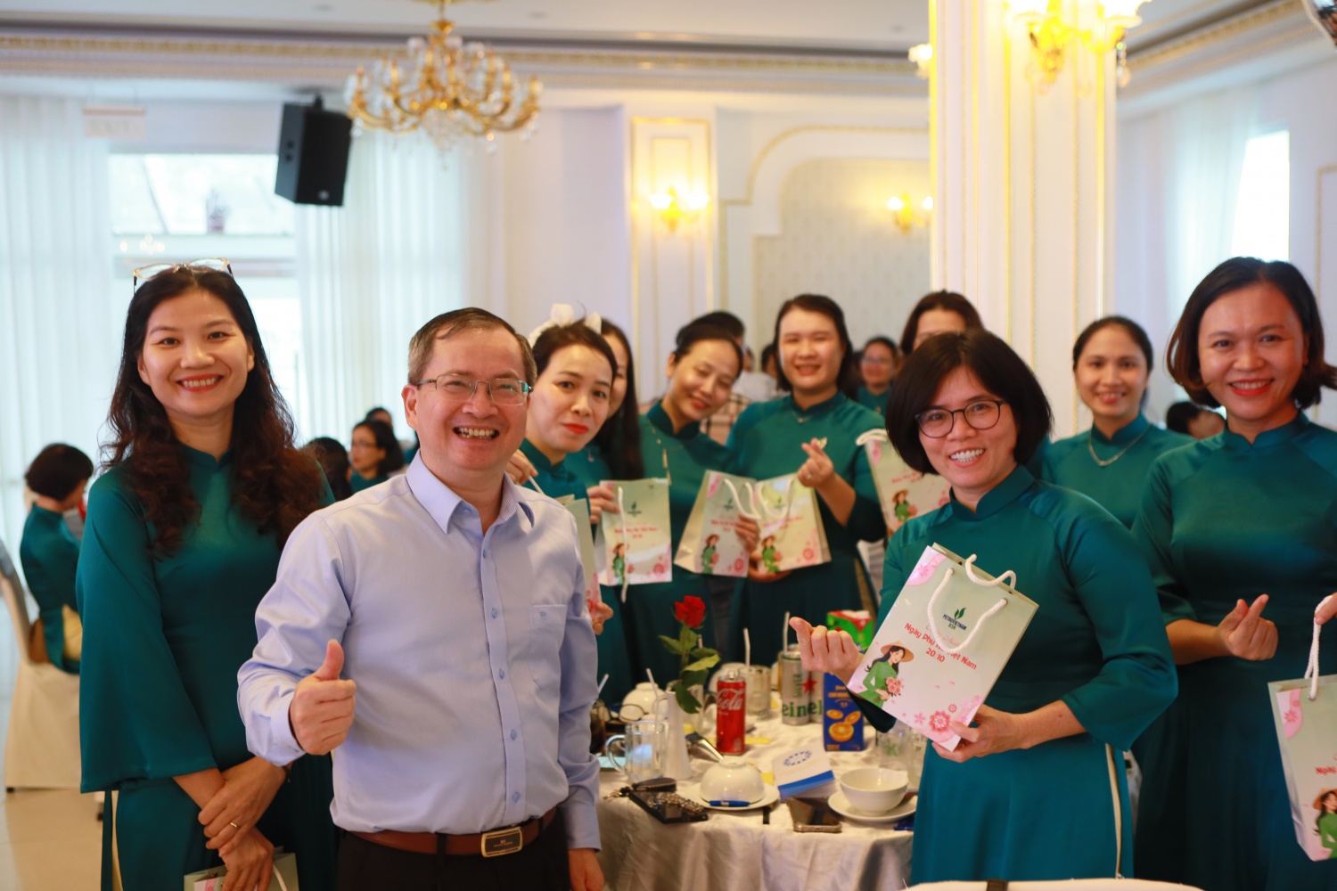 Ông Khương Lê Thành – Phó Bí thư Thường trực Đảng ủy, Thành viên HĐQT BSR trao tặng quà cho các nữ CBCNV, thể hiện sự quan tâm và trân trọng đối với lực lượng lao động nữ của Công ty.