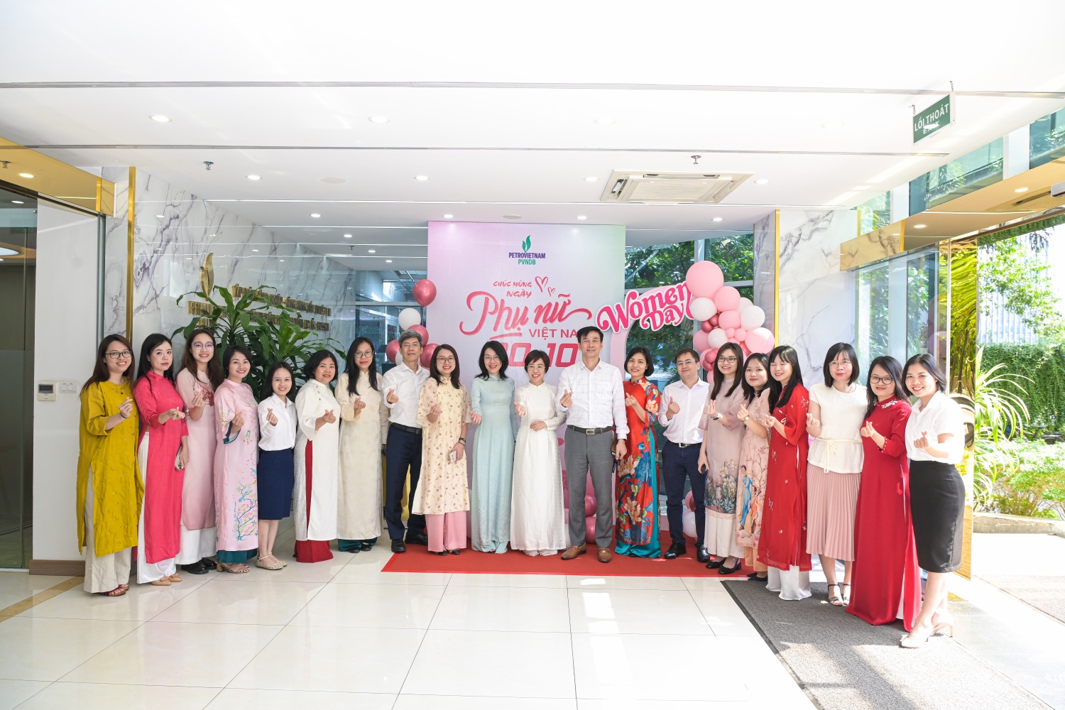 Các đại biểu chụp ảnh lưu niệm tại buổi tri ân