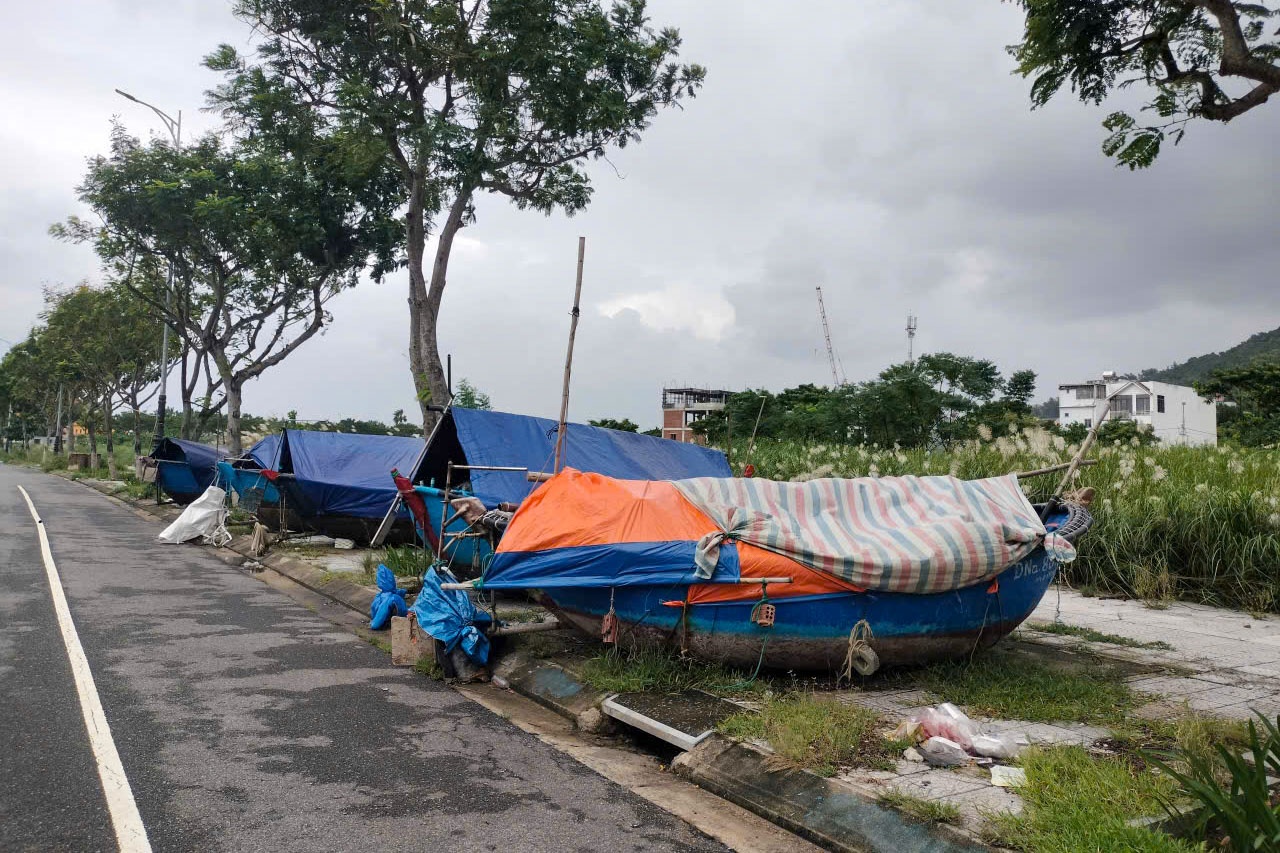 Khu vực dọc biển Mân Thái, hàng trăm tàu thuyền đã được ngư dân đưa vào bờ an toàn. Các ngư cụ và nhiều loại thuyền nhỏ cũng đã được cột, neo vào nơi an toàn.