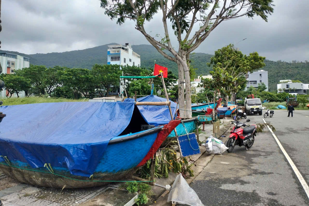Đà Nẵng: Ngư dân chủ động di dời tàu thuyền tránh trú trước bão số 12