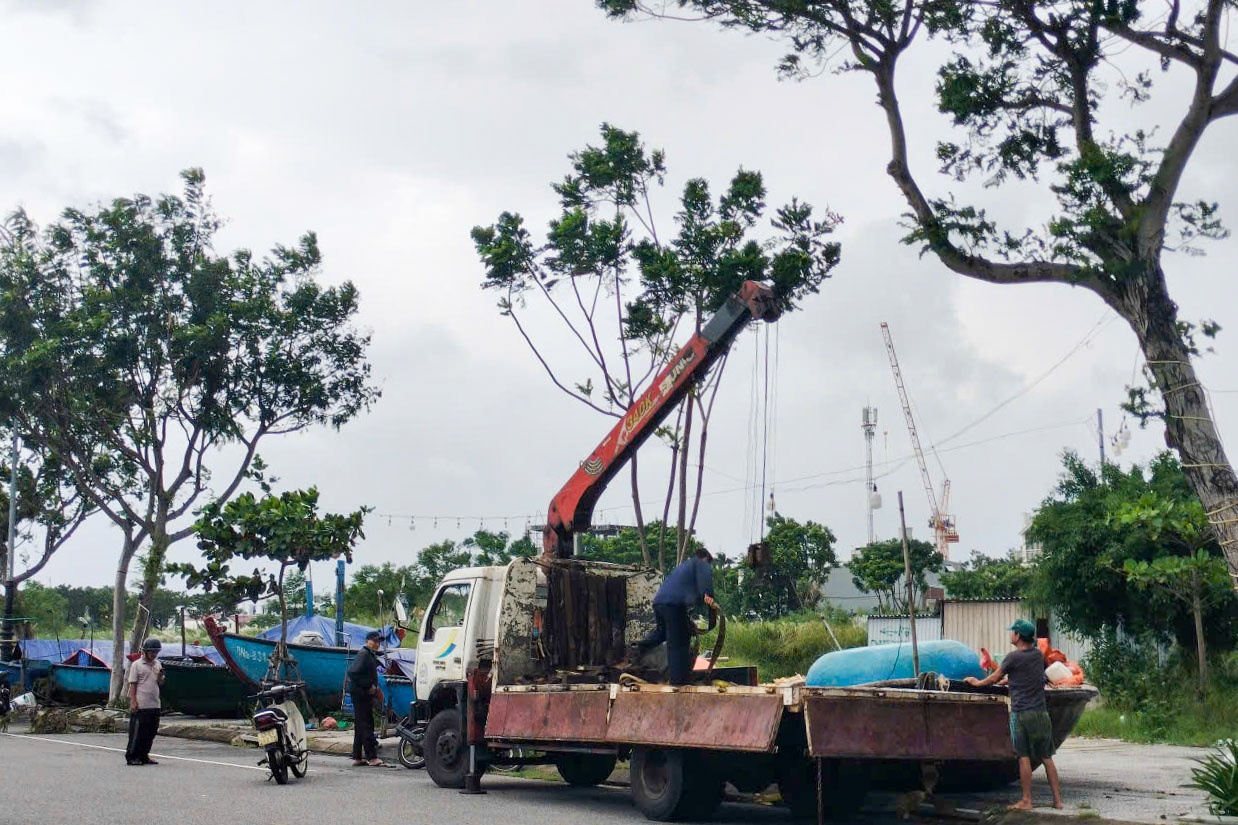 Đà Nẵng: Ngư dân chủ động di dời tàu thuyền tránh trú trước bão số 12