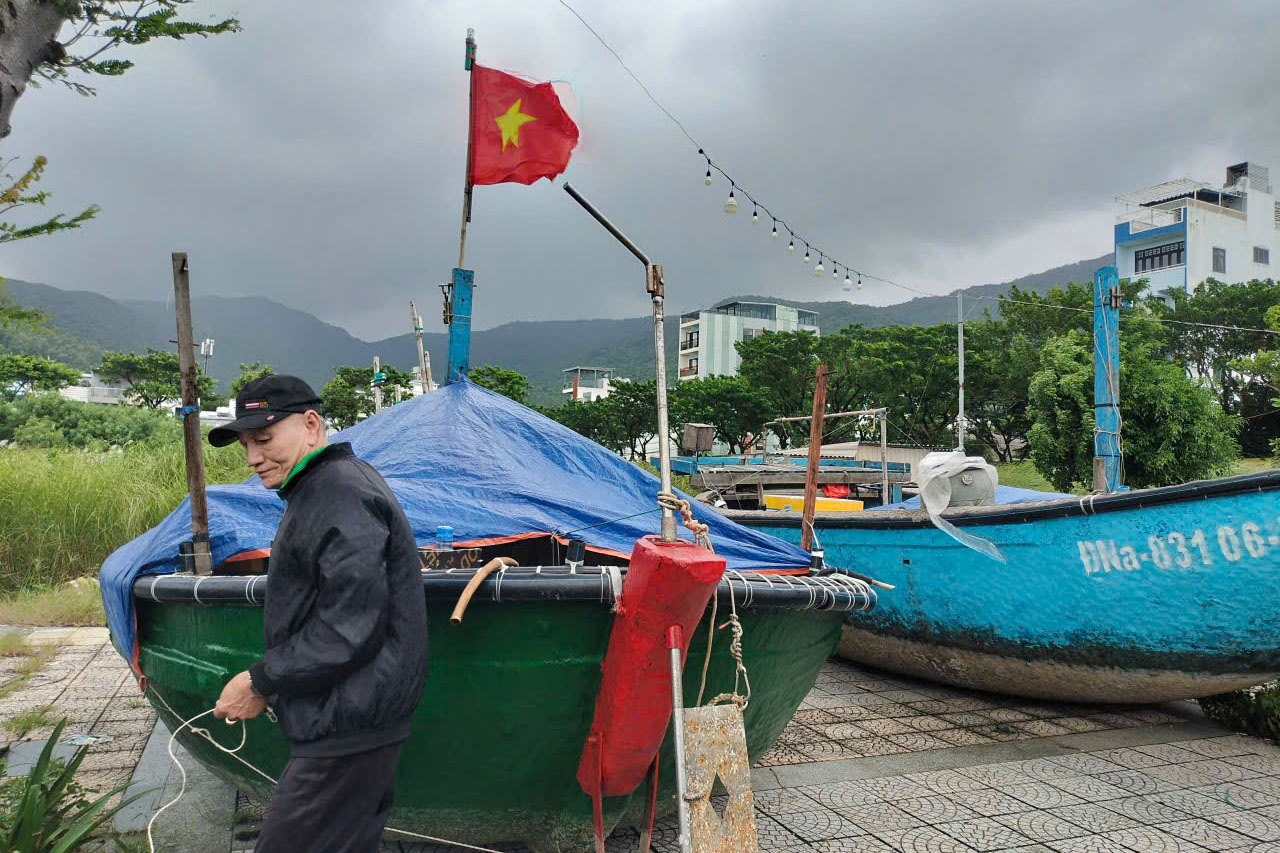 Đà Nẵng: Ngư dân chủ động di dời tàu thuyền tránh trú trước bão số 12