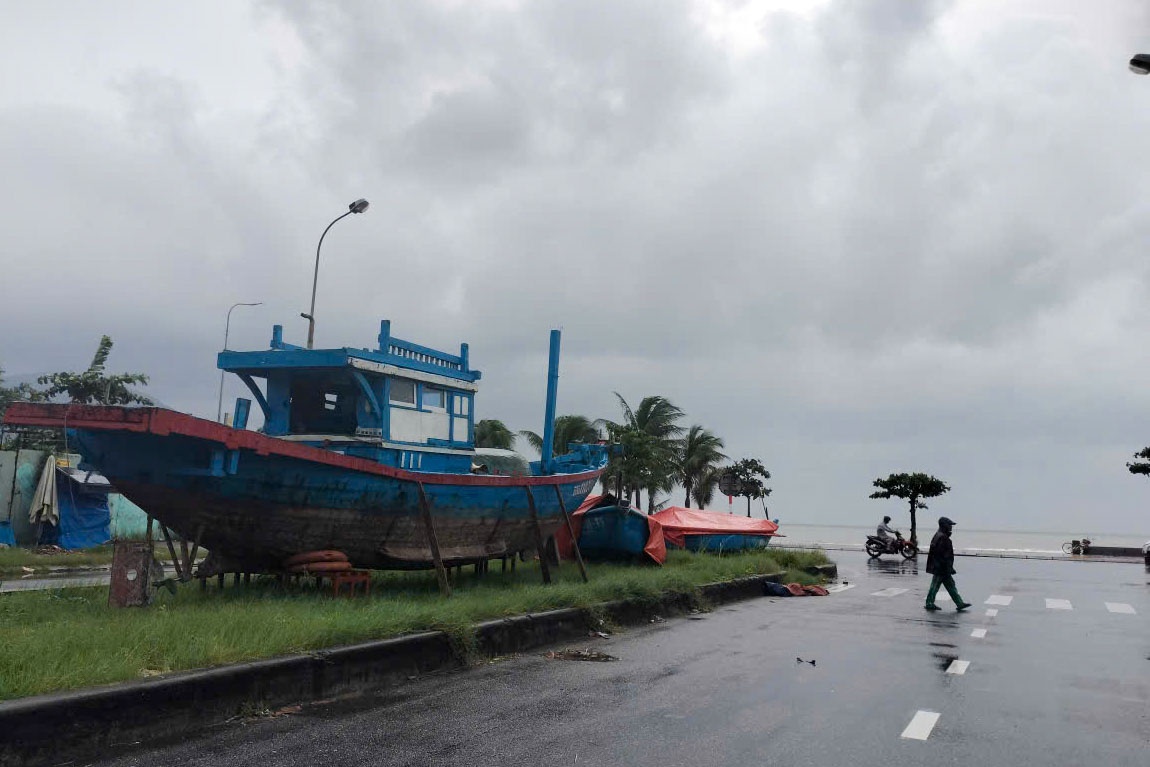 Đà Nẵng: Ngư dân chủ động di dời tàu thuyền tránh trú trước bão số 12