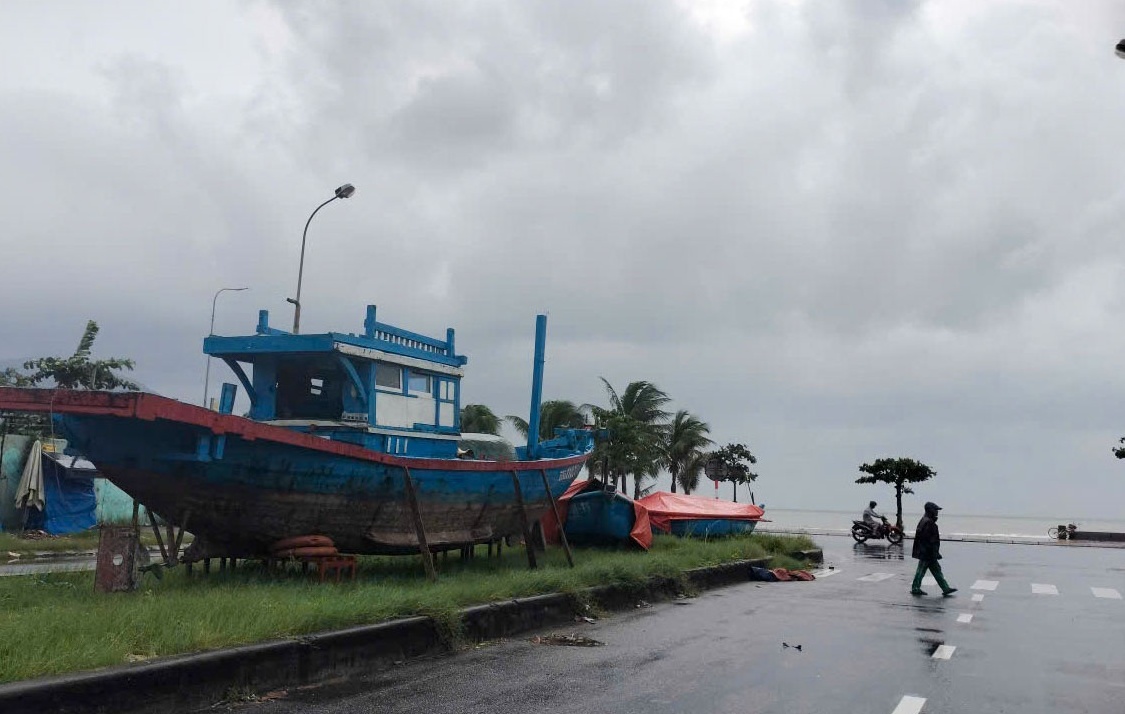 Đà Nẵng: Ngư dân chủ động di dời tàu thuyền tránh trú trước bão số 12
