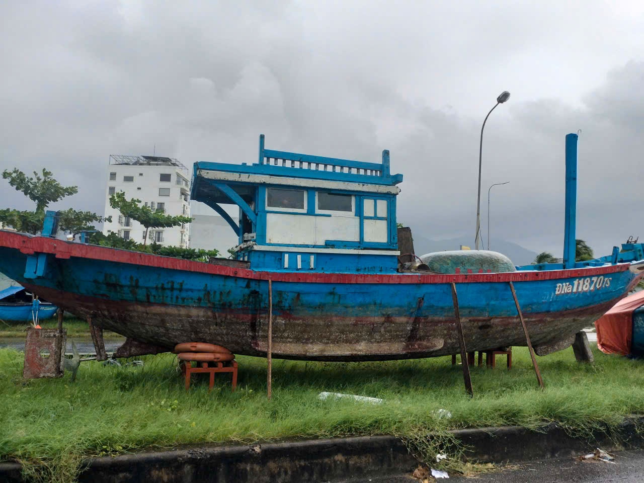 Được biết, Ban Chỉ huy Phòng thủ dân sự TP Đà Nẵng, Đài Thông tin tìm kiếm cứu nạn thuộc Ban Chỉ huy Bộ đội Biên phòng và các đơn vị tuyến biển đã phát các bản tin về vị trí, diễn biến bão cho tàu cá đang hoạt động trên biển. Đồng thời, các đơn vị đã thôn