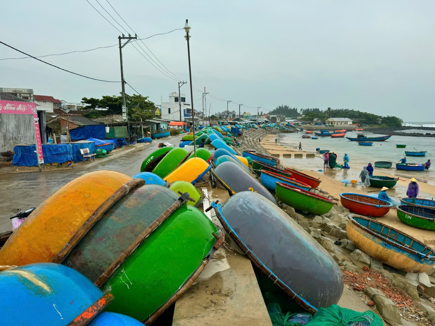 Tàu thuyền được người dân đưa vào bờ, neo đậu để đảm bảo an toàn trước ảnh hưởng của bão số 12.