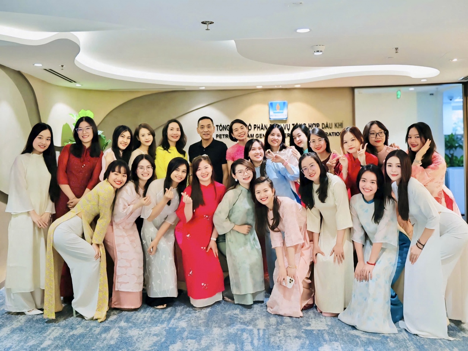 PETROSETCO tôn vinh nữ CBCNV nhân dịp 20/10