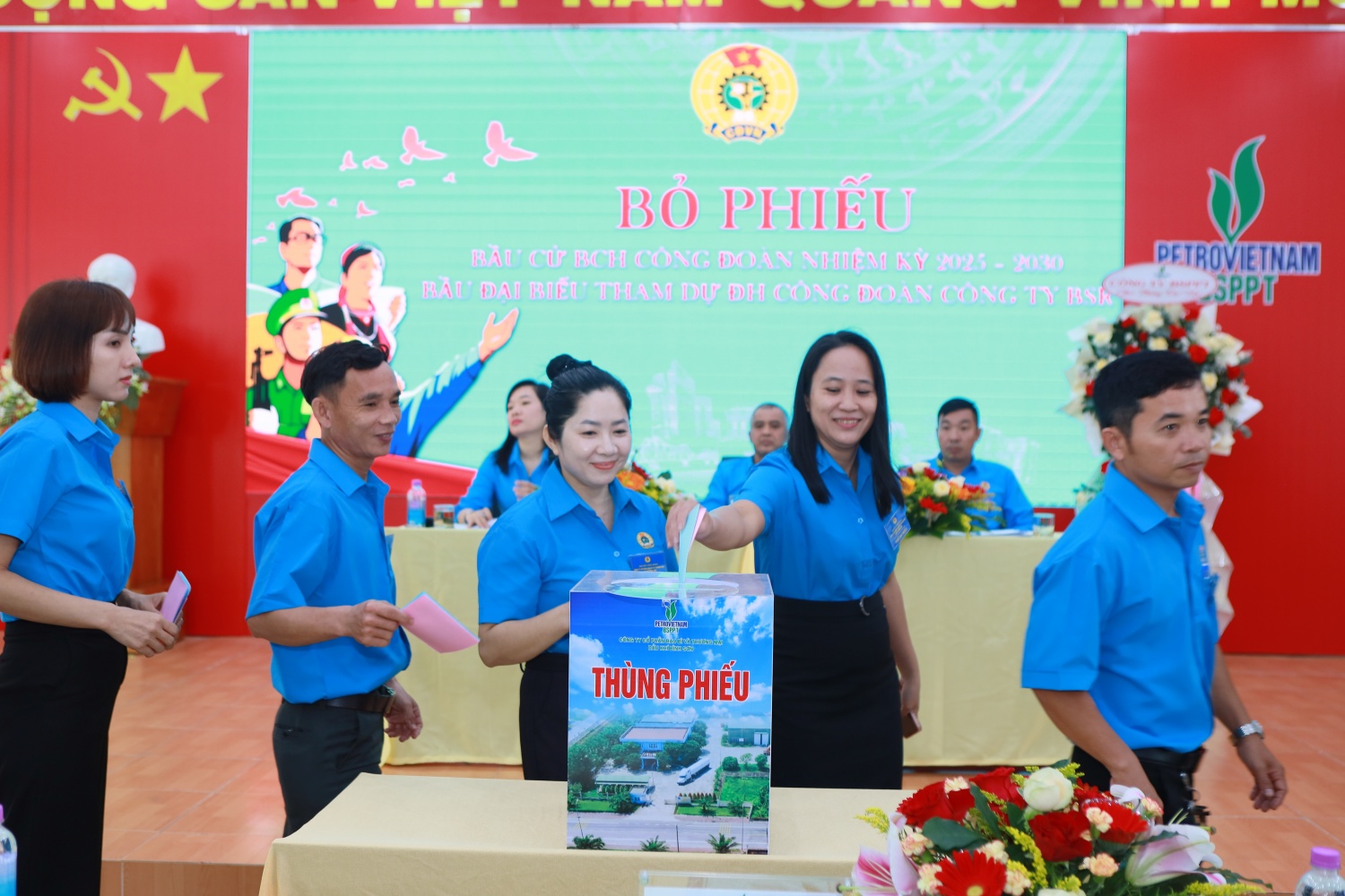 Công đoàn viên bỏ phiếu bầu Ban Chấp hành Công đoàn BSPPT nhiệm kỳ 2025 - 2030 và bầu đoàn đại biểu tham dự Đại hội Công đoàn BSR nhiệm kỳ 2025 - 2030.