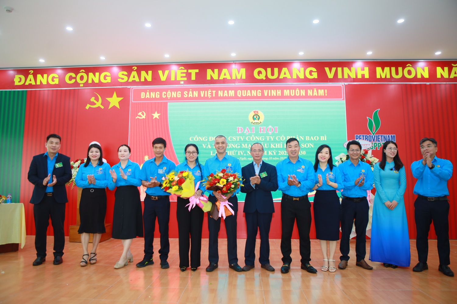 Ban Chấp hành Công đoàn BSPPT nhiệm kỳ 2025 - 2030 ra mắt Đại hội. Trong đó, ông Nguyễn Quang Lý (cầm hoa) được tín nhiệm giữ chức Chủ tịch Công đoàn và  bà Nguyễn Thị Phú (thứ... từ phải sang) được bầu giữ chức Phó Chủ tịch Công đoàn.