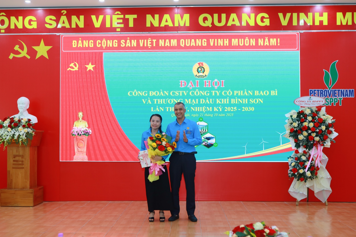 Đại diện Ban Chấp hành Công đoàn BSPPT tặng hoa, tri ân với đồng chí không tái cử Ban Chấp hành Công đoàn nhiệm kỳ mới.