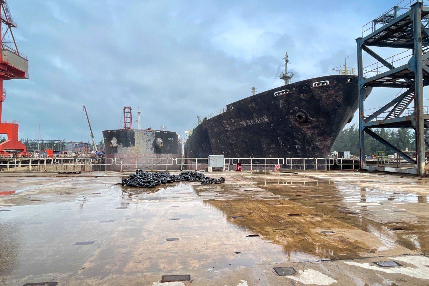 Công tác bảo dưỡng, sửa chữa các dự án trong điều kiện mưa bão được PVSM tổ chức theo tinh thần đảm bảo an toàn cao nhất cho con người, thiết bị và dự án.