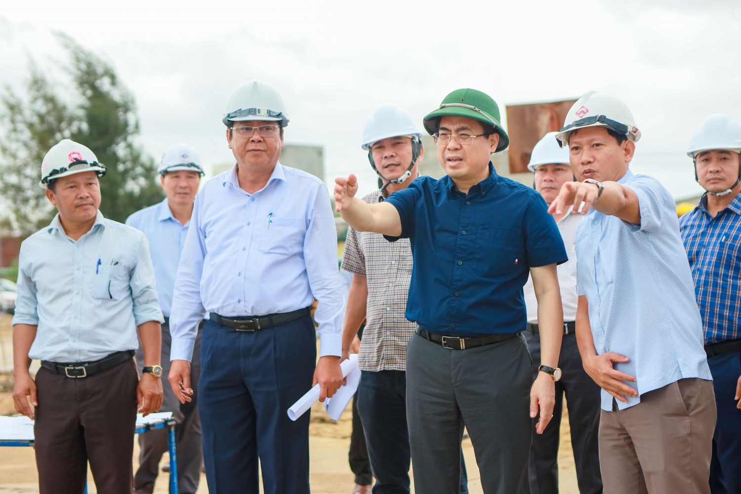 Phó Chủ tịch UBND tỉnh Quảng Ngãi Nguyễn Hoàng Giang (áo xanh đậm) kiểm tra thực tế tại bờ kè bờ biển xã An Phú.