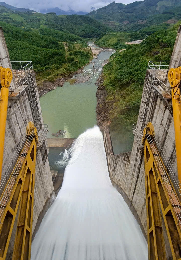 Hồ thủy điện Đakđrinh đạt cao trình an toàn, sẵn sàng điều tiết nước trong thời tiết mưa bão