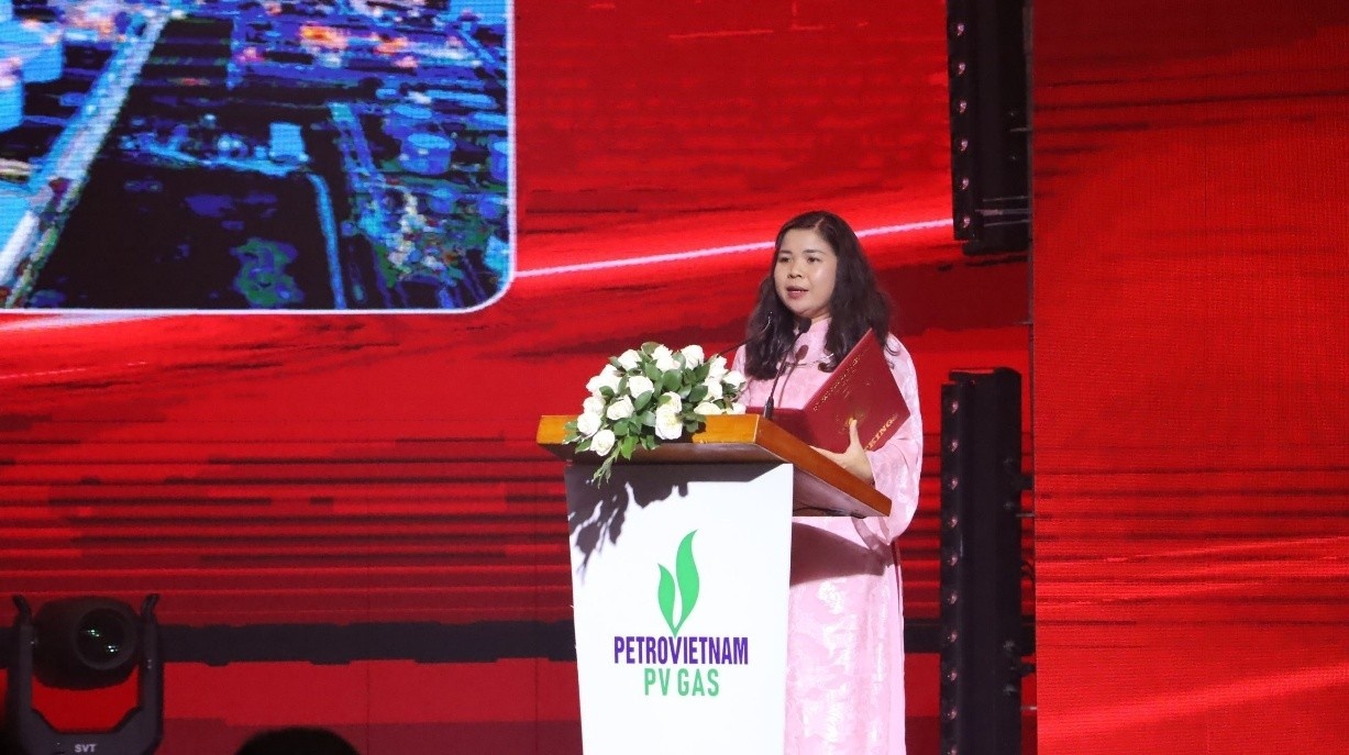 Bà Nguyễn Thị Quỳnh Ngọc - Tổng thư ký VietKings, Phó Viện trưởng Viện Kỷ lục Việt Nam đại diện công bố Quyết định xác lập Kỷ lục Việt Nam