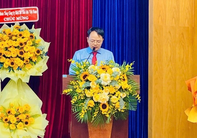 Đồng chí Lê Quý Dương - Phó Giám đốc, Chủ tịch Công đoàn Công ty khóa V trình bày báo cáo tổng kết hoạt động Công đoàn nhiệm kỳ 2023-2025