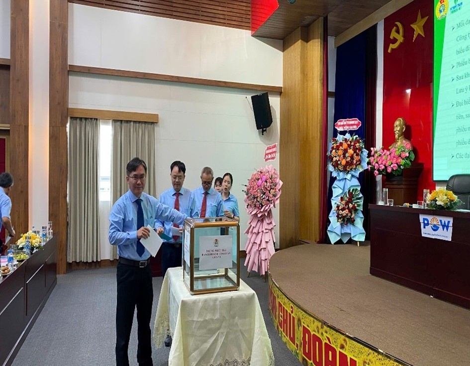 Đại hội tiến hành bỏ phiếu