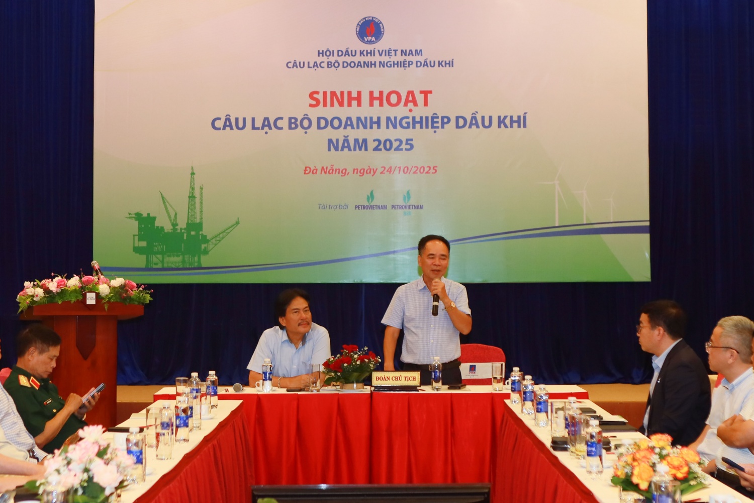 Đoàn Chủ tịch điều hành chương trình sinh hoạt gồm có TS. Nguyễn Quốc Thập - Chủ tịch Hội DKVN (phải) và Anh hùng Lao động, TS. Nguyễn Hùng Dũng - Phó Chủ tịch kiêm Tổng Thư ký Hội DKVN, Chủ nhiệm CLB Doanh nghiệp Dầu khí.