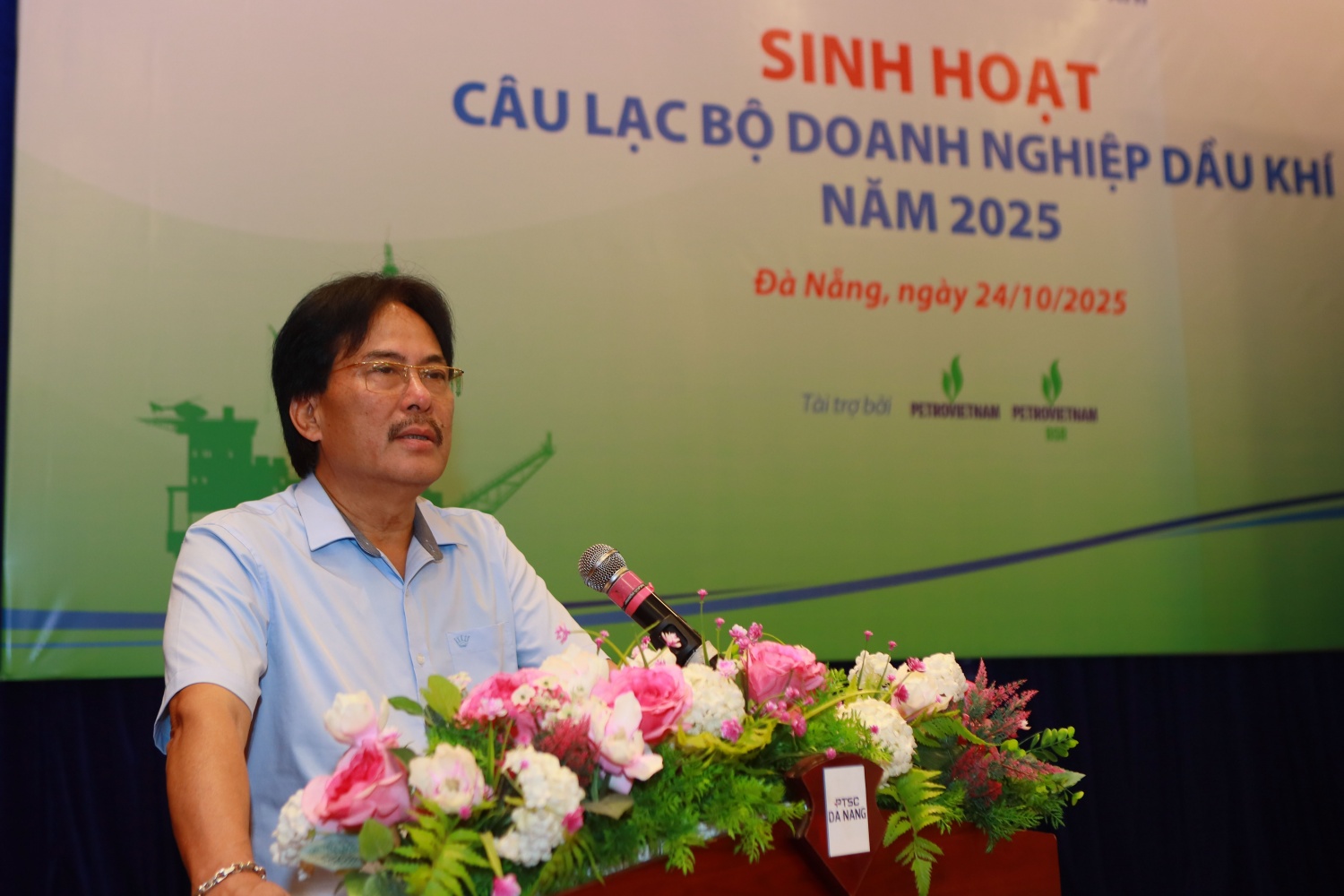 Anh hùng Lao động, TS. Nguyễn Hùng Dũng - Phó Chủ tịch kiêm Tổng Thư ký Hội DKVN, Chủ nhiệm CLB Doanh nghiệp Dầu khí thông tin về kết quả SXKD 9 tháng đầu năm của Petrovietnam và điểm lại những hoạt động của Hội DKVN trong thời gian qua.