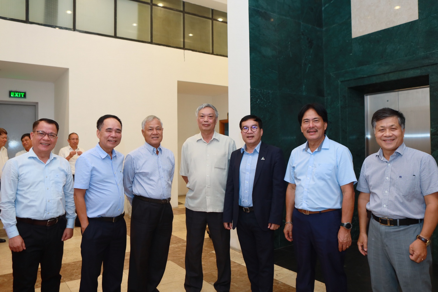 Các đại biểu trao đổi, thảo luận bên lề kỳ sinh hoạt.