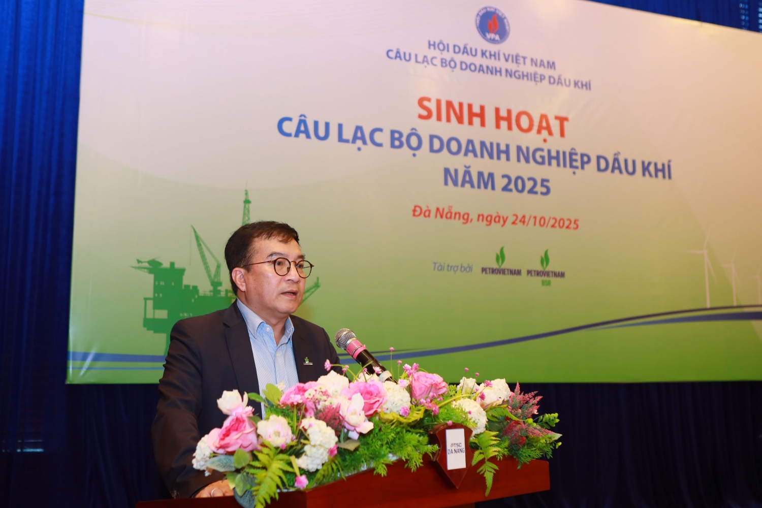 Ông Nguyễn Việt Thắng - Tổng Giám đốc BSR trình bày về chuỗi liên kết của BSR từ nhập nguyên liệu, vận chuyển dầu thô đến bao tiêu sản phẩm của NMLD Dung Quất.