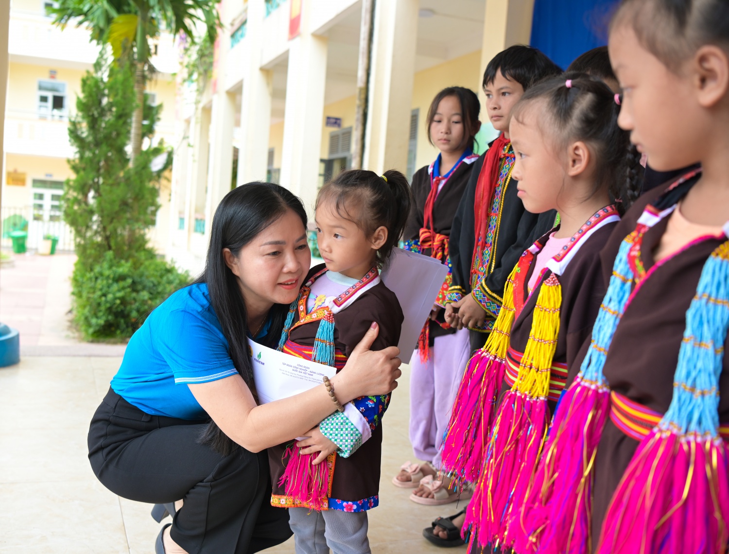 [CHÙM ẢNH] Công đoàn Petrovietnam lan tỏa yêu thương, tiếp bước đến trường cho học sinh vùng cao Điền Xá