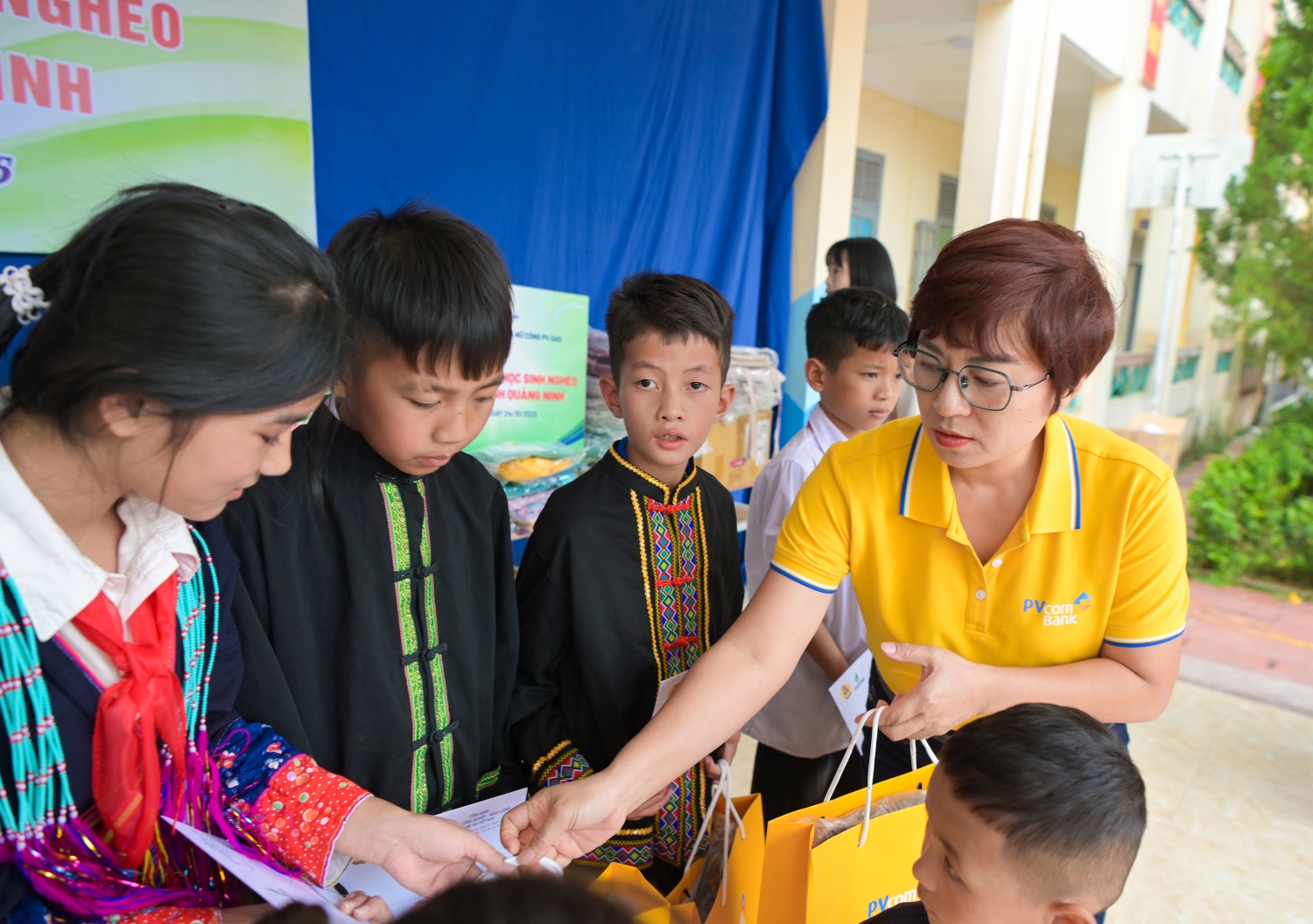 Công đoàn Petrovietnam lan tỏa yêu thương, tiếp bước đến trường cho học sinh vùng cao Điền Xá